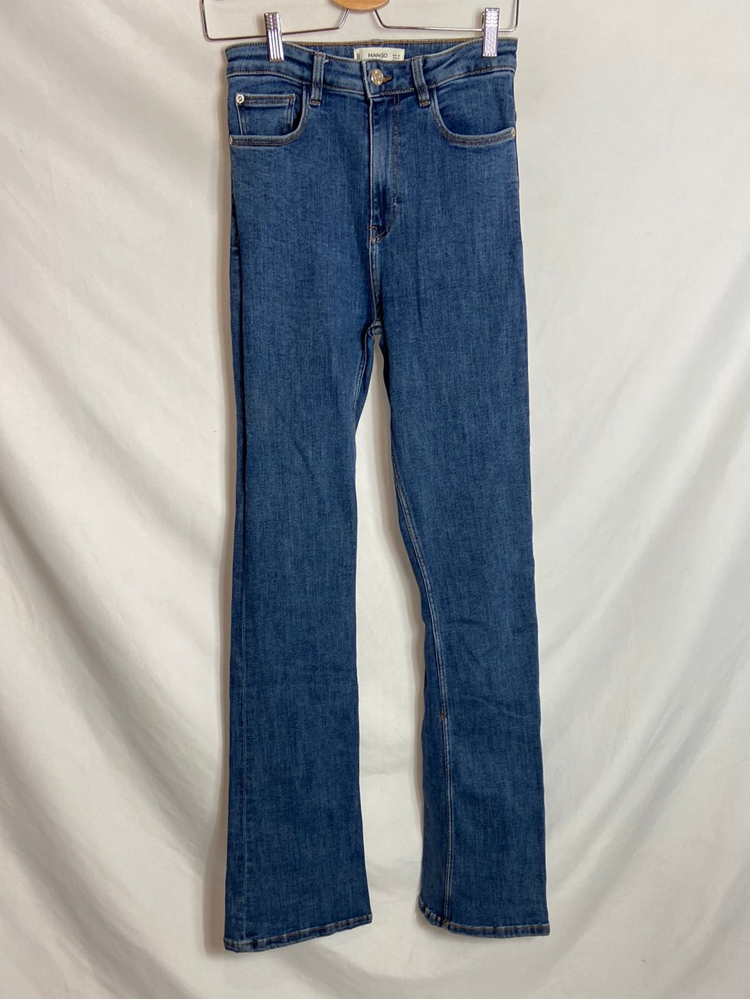 MANGO. Pantalón vaquero acampanado T.38