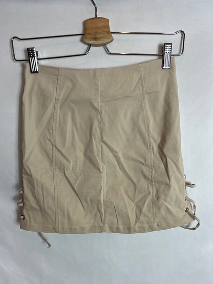 BERHSKA . Falda beige corta elástica . T XS