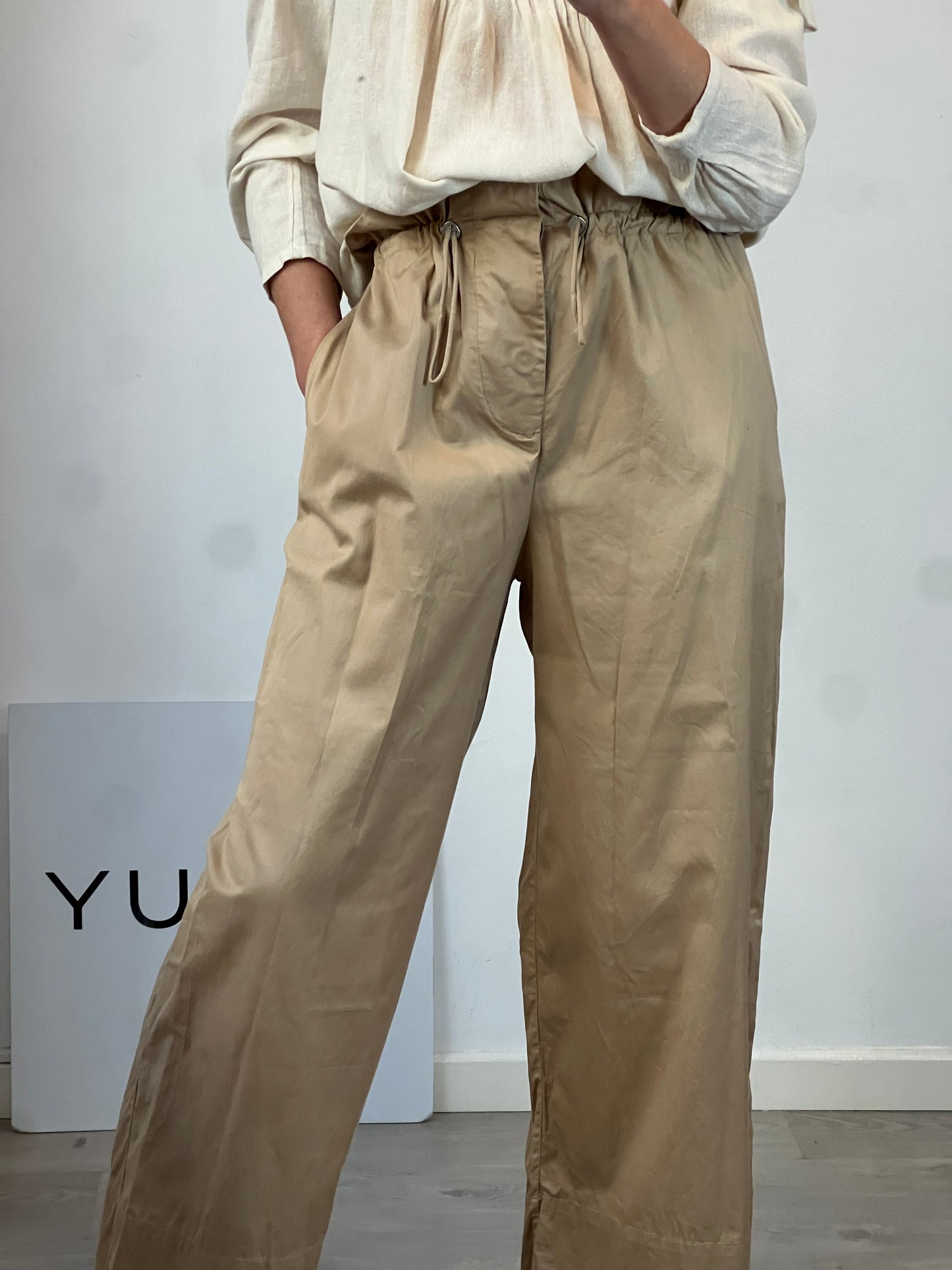 ZARA. Pantalón camel fluido detalle cintura. T S