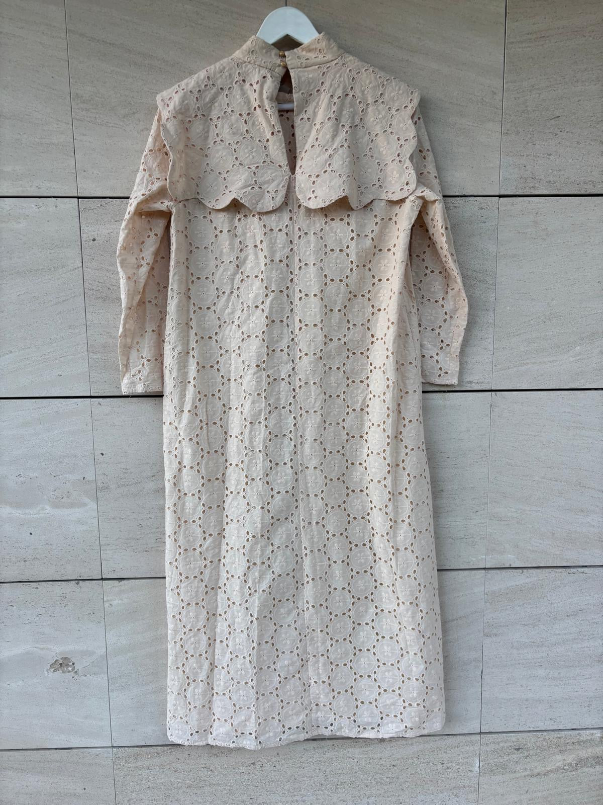 COOSY. Vestido midi rosa claro troquelado