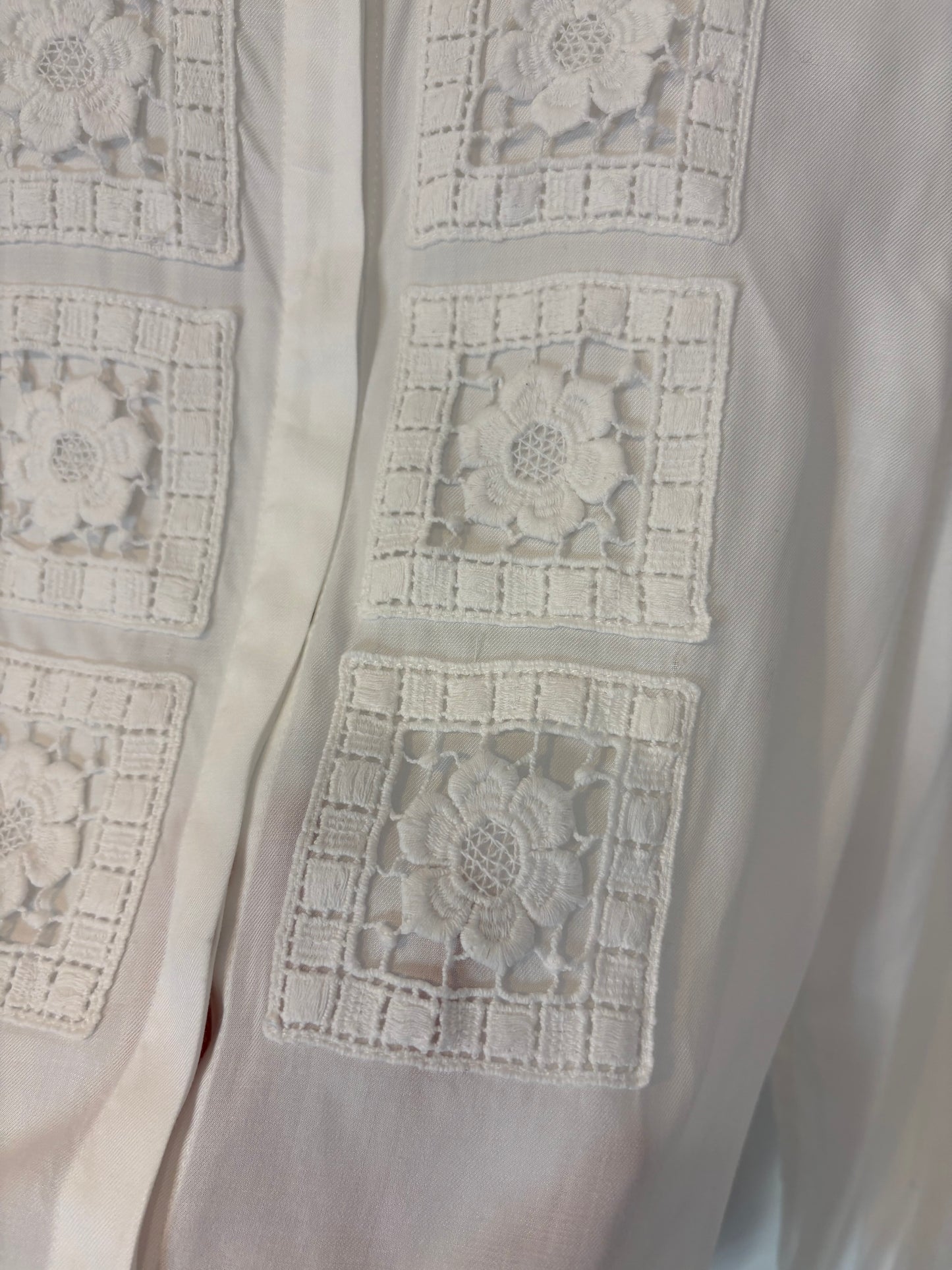 TINTA. Blusa blanca fluida detalles