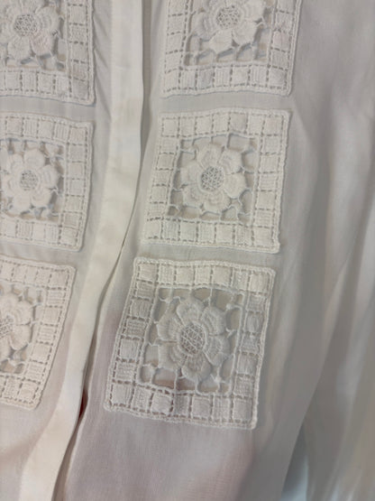 TINTA. Blusa blanca fluida detalles