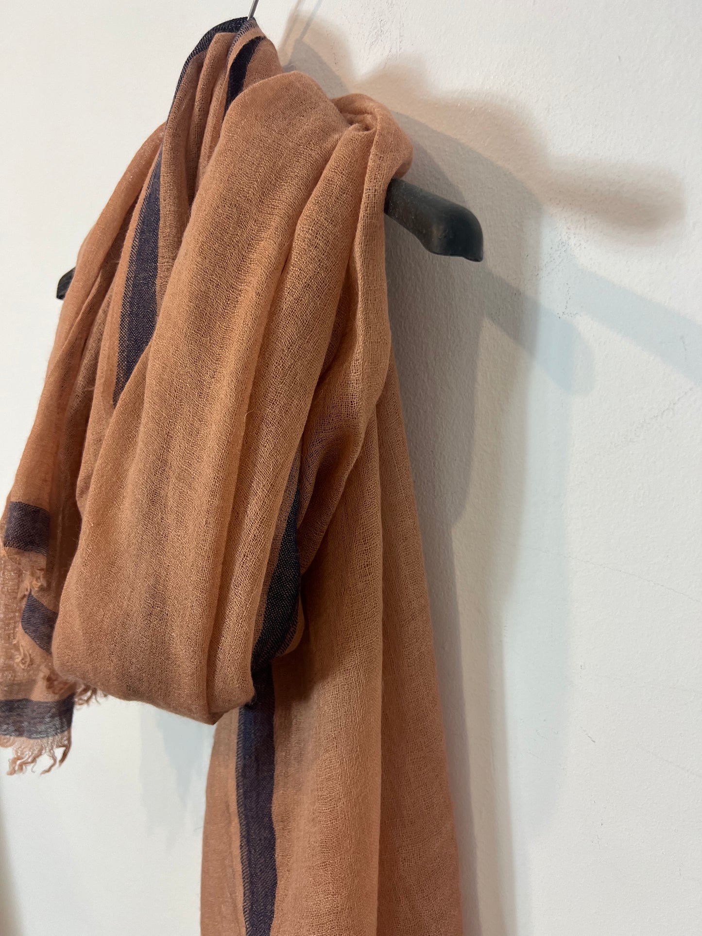 OTRAS. Fular tonos caldera