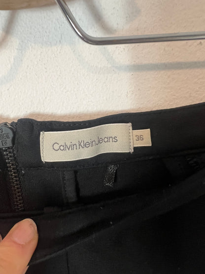 CALVIN KLEIN. Falda doble textura . T 36(M)