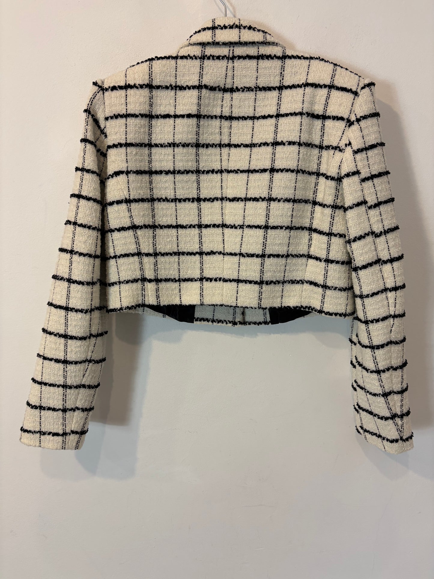 ZARA. Total look tweed blanco y negro