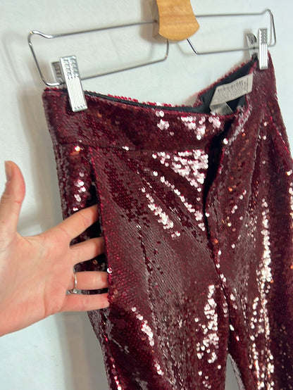 ZARA. Pantalones burdeos lentejuelas. T 36