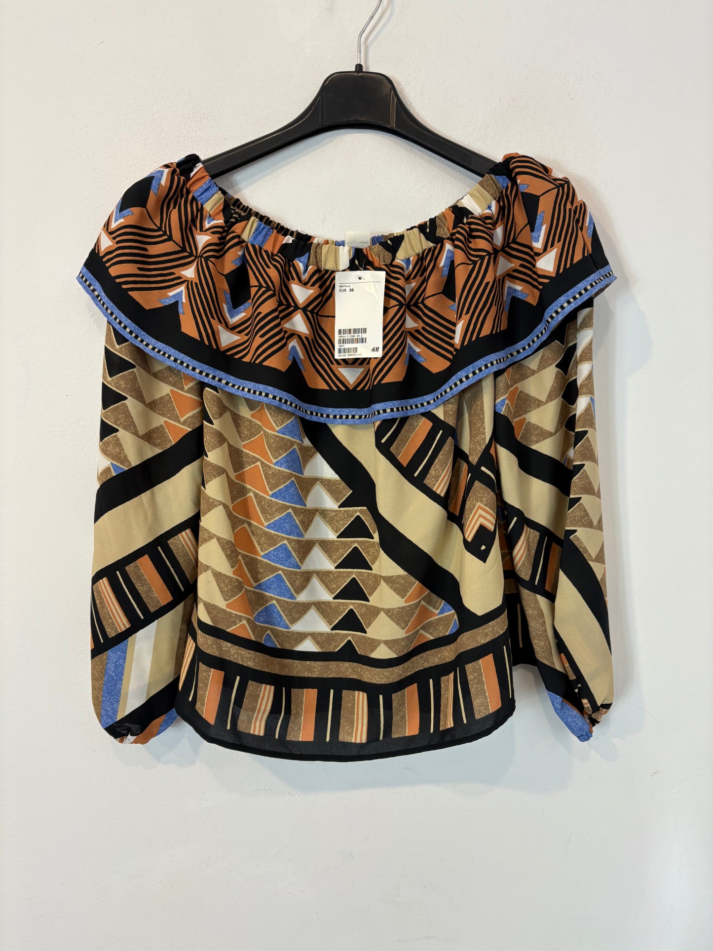 H&amp;M. Printed off-the-shoulder blouse. Size 38