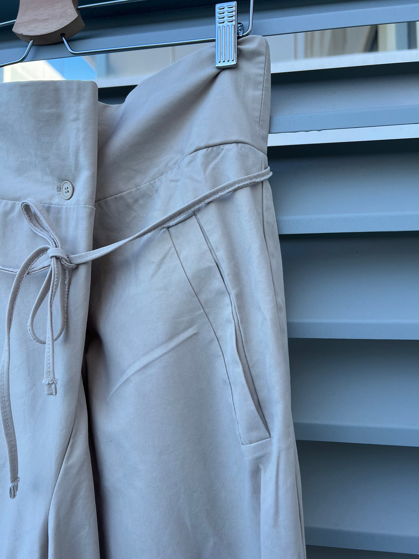 ZARA. Pantalón ancho beige cintura