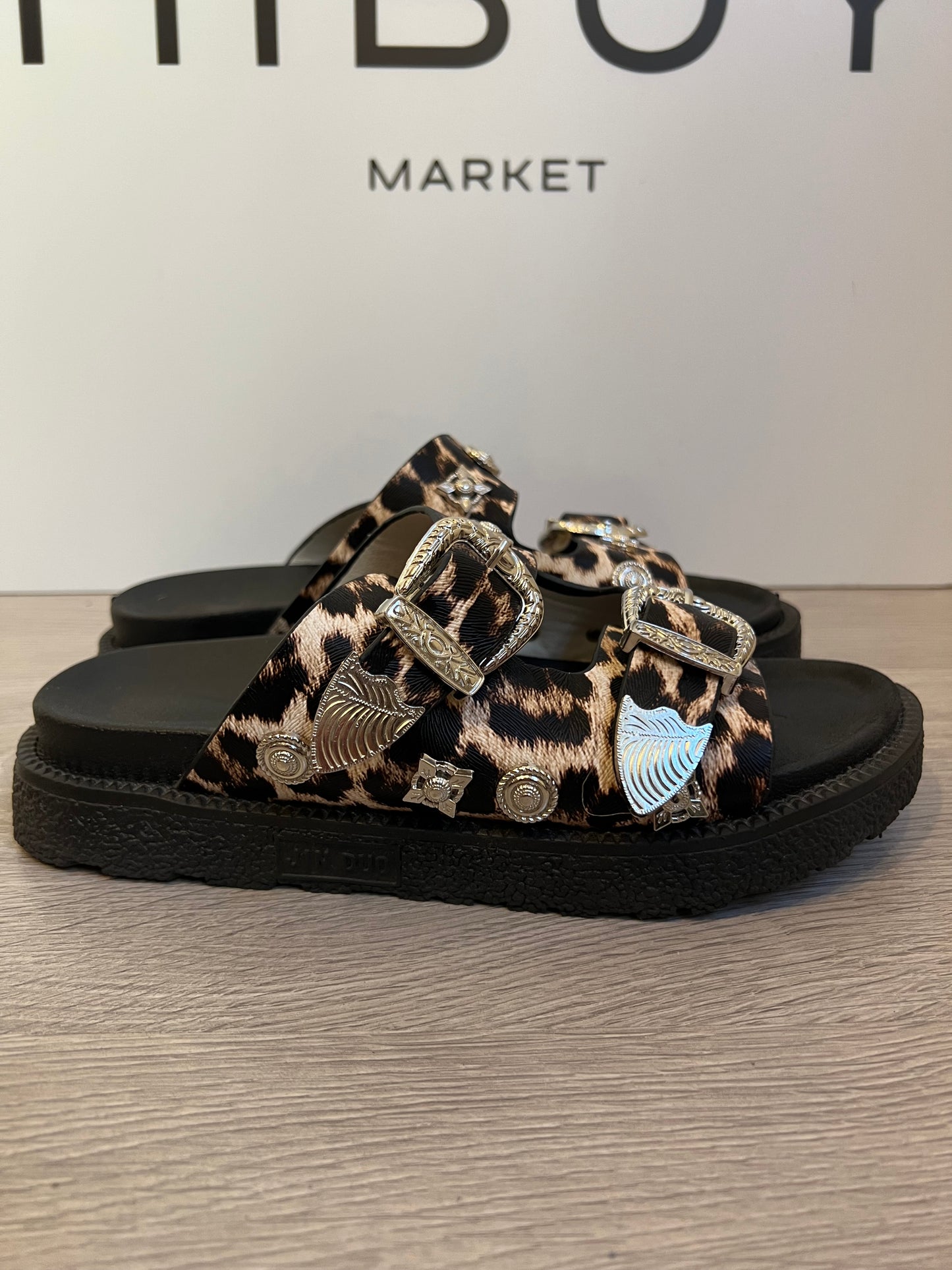 OTRAS. Sandalia animal print tachuelas. T 38