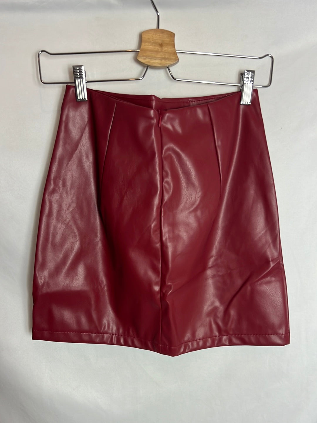 SHEIN. Total look efecto piel burdeos. T XS