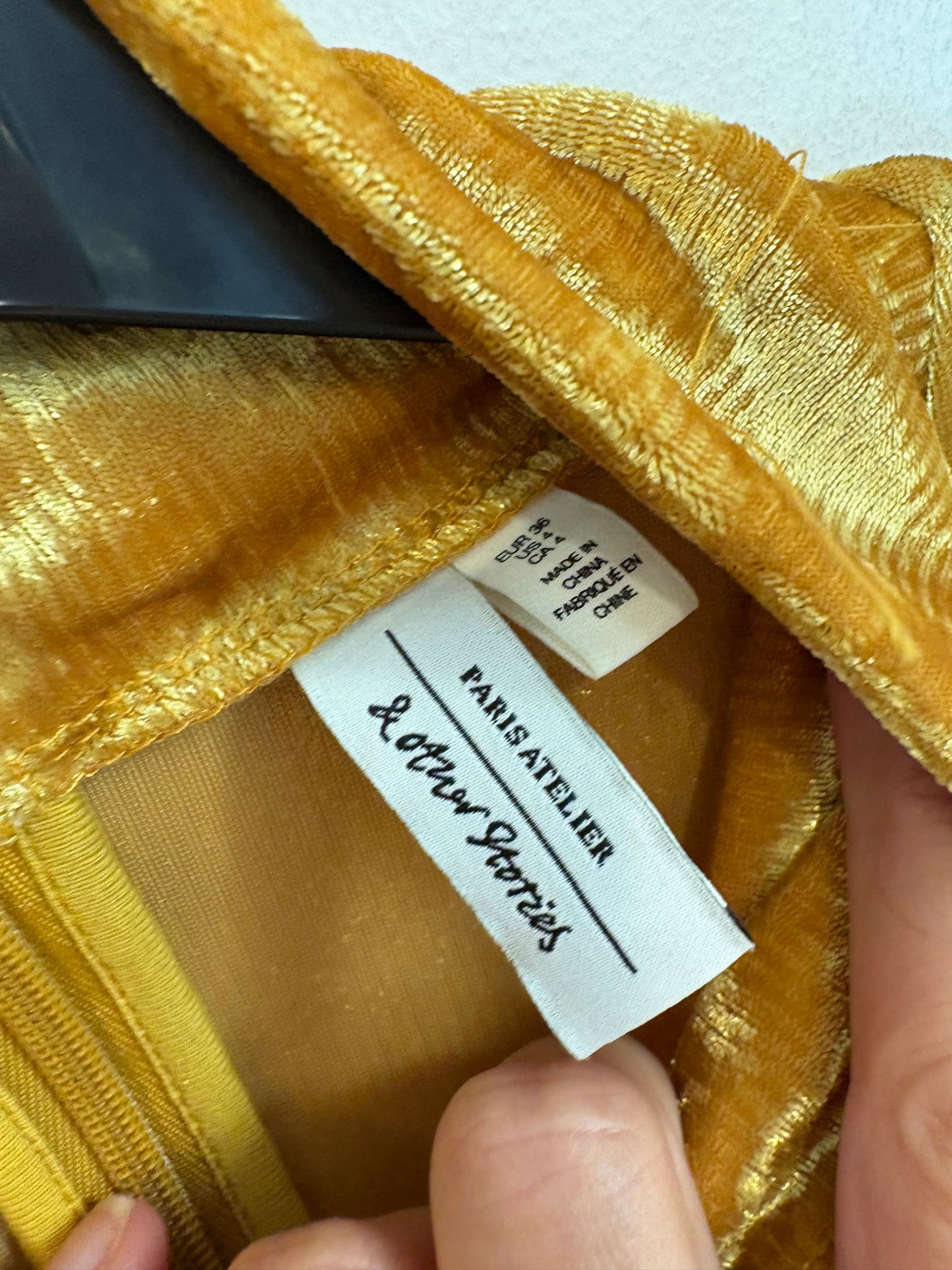 &OTHER STORIES. Top terciopelo mostaza T.36