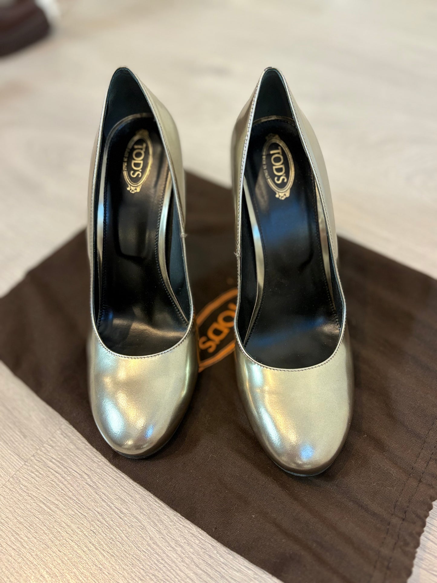 TOD'S. Tacones metalizados. T 39,5