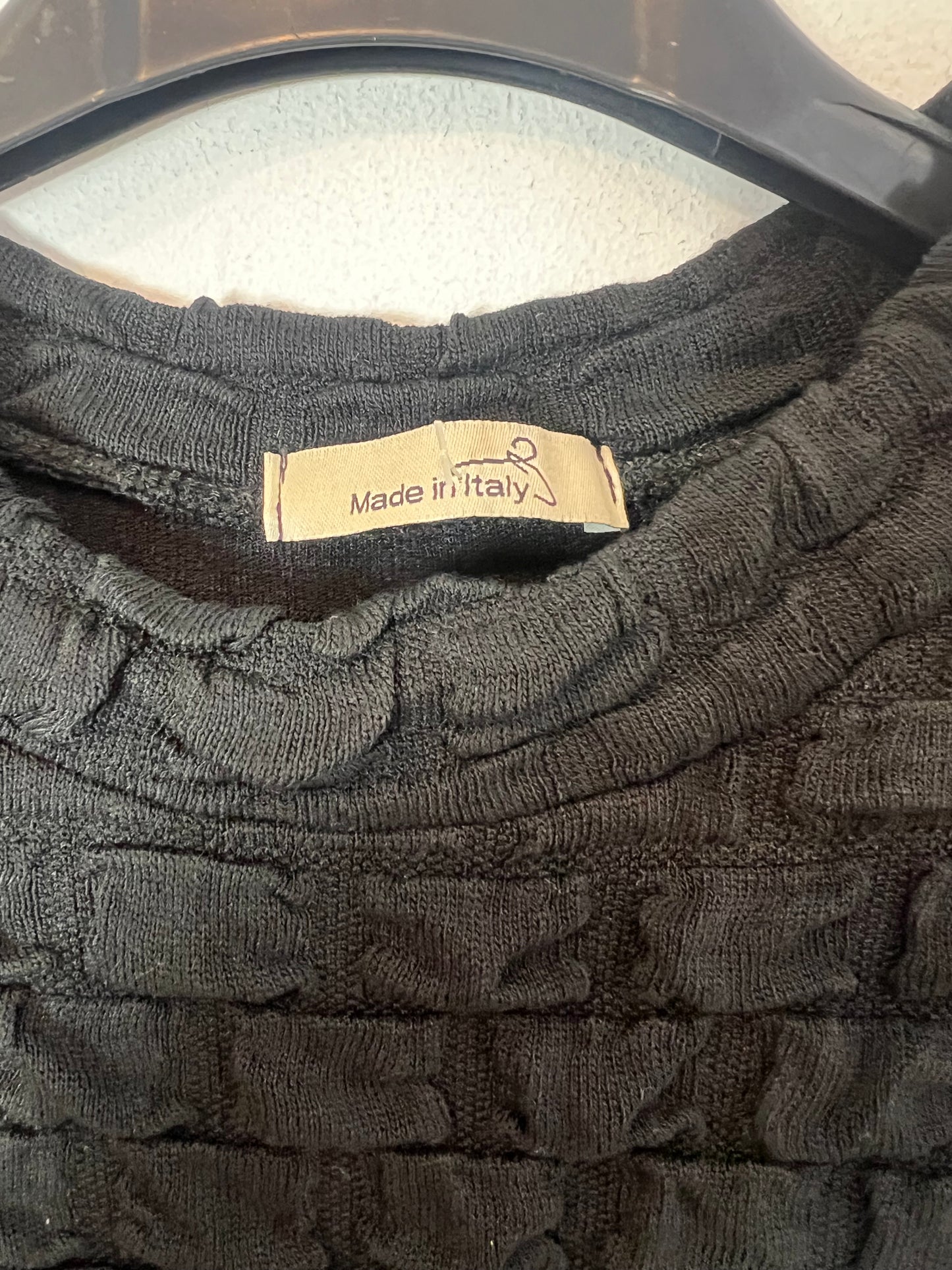 OTRAS. Top negro textura detalle hombro. T S