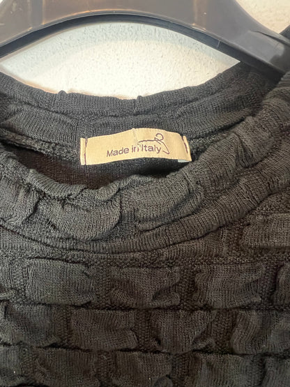 OTRAS. Top negro textura detalle hombro. T S