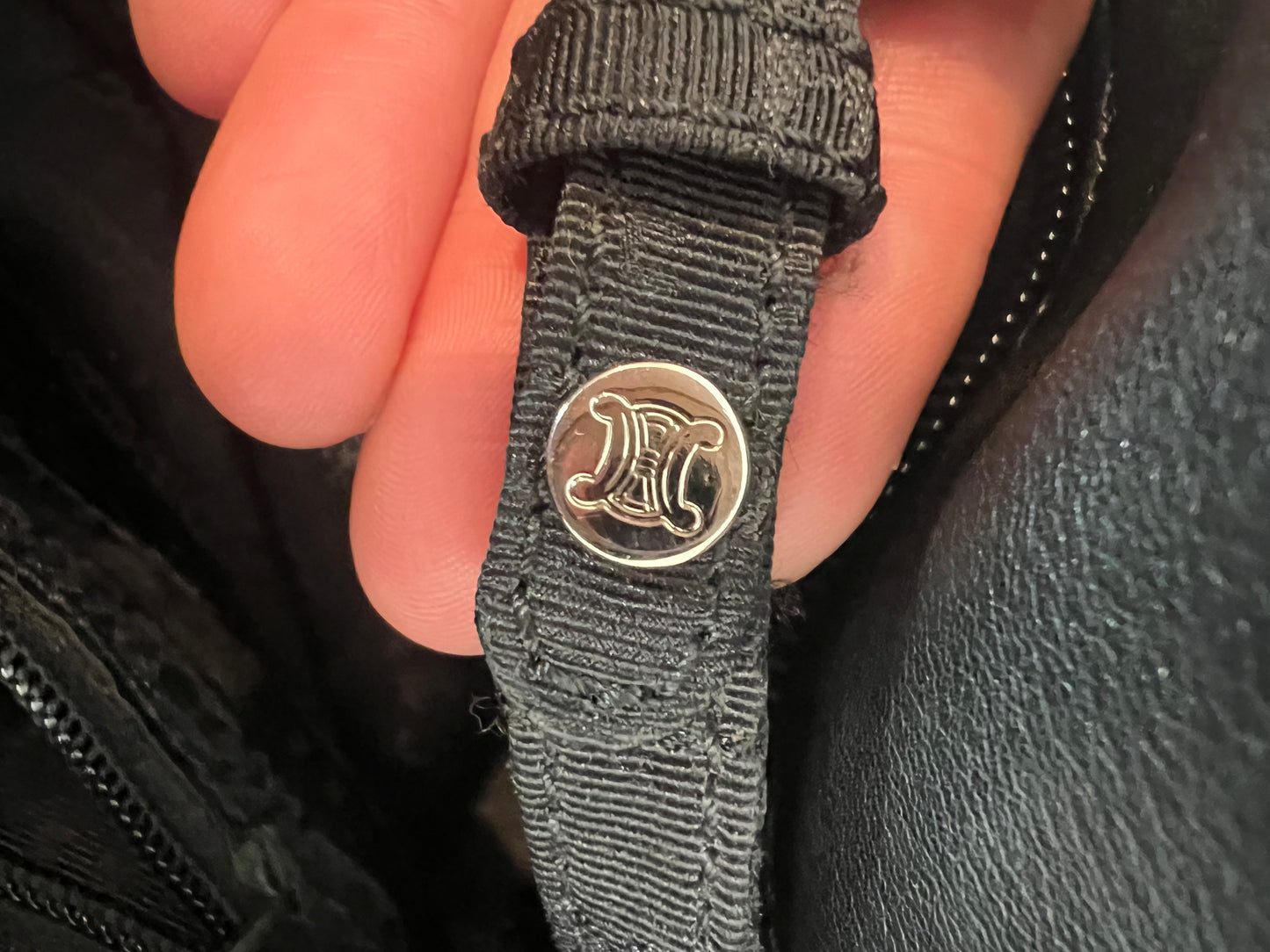 CELINE. Bolso negro piel mediano