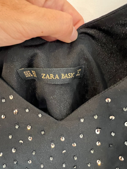 ZARA. Crop top negro pedrería. T XS