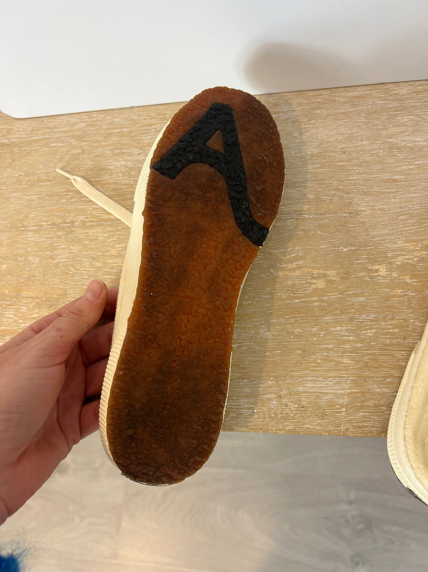 SUPERGA x ALEXACHANG. Zapatillas beige textura detalle talón. T 38