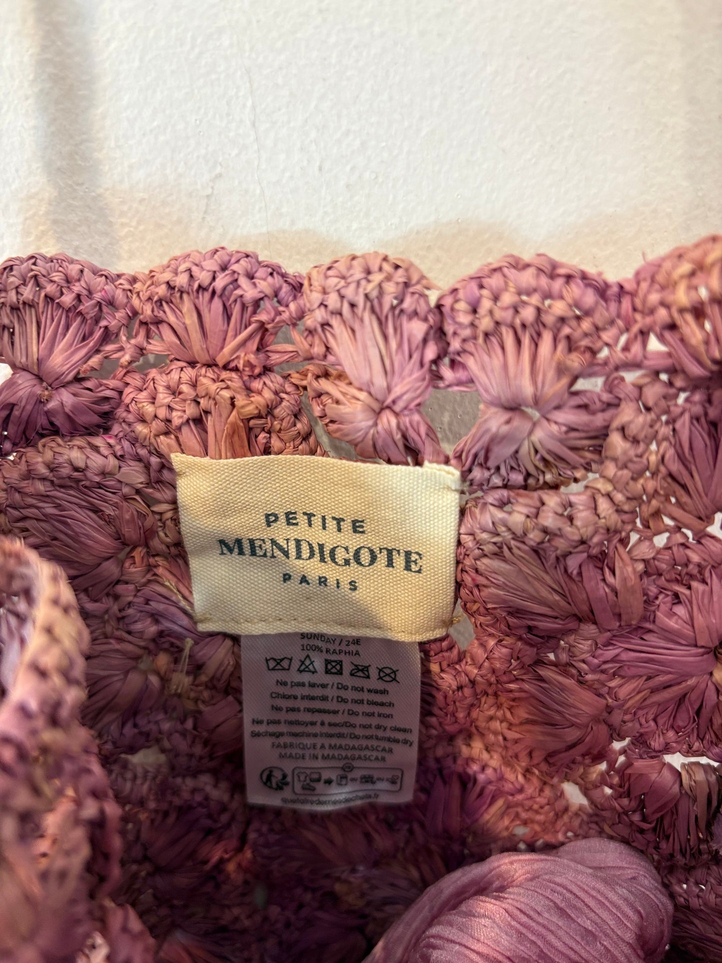 PETITE MENDIFOTE. Bolso de hombro rafia malva