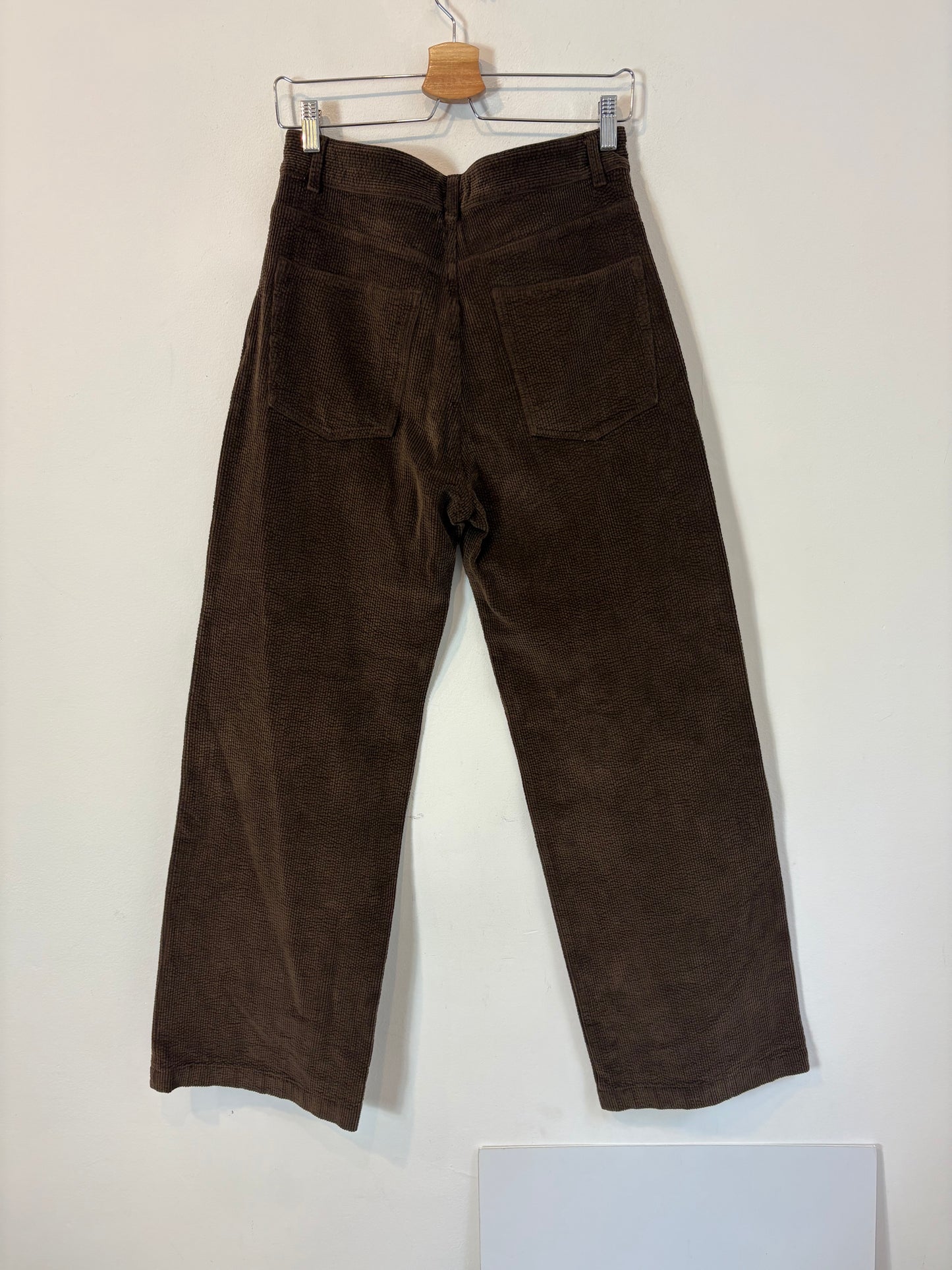 MASSCOB. Pantalón marrón textura pata ancha