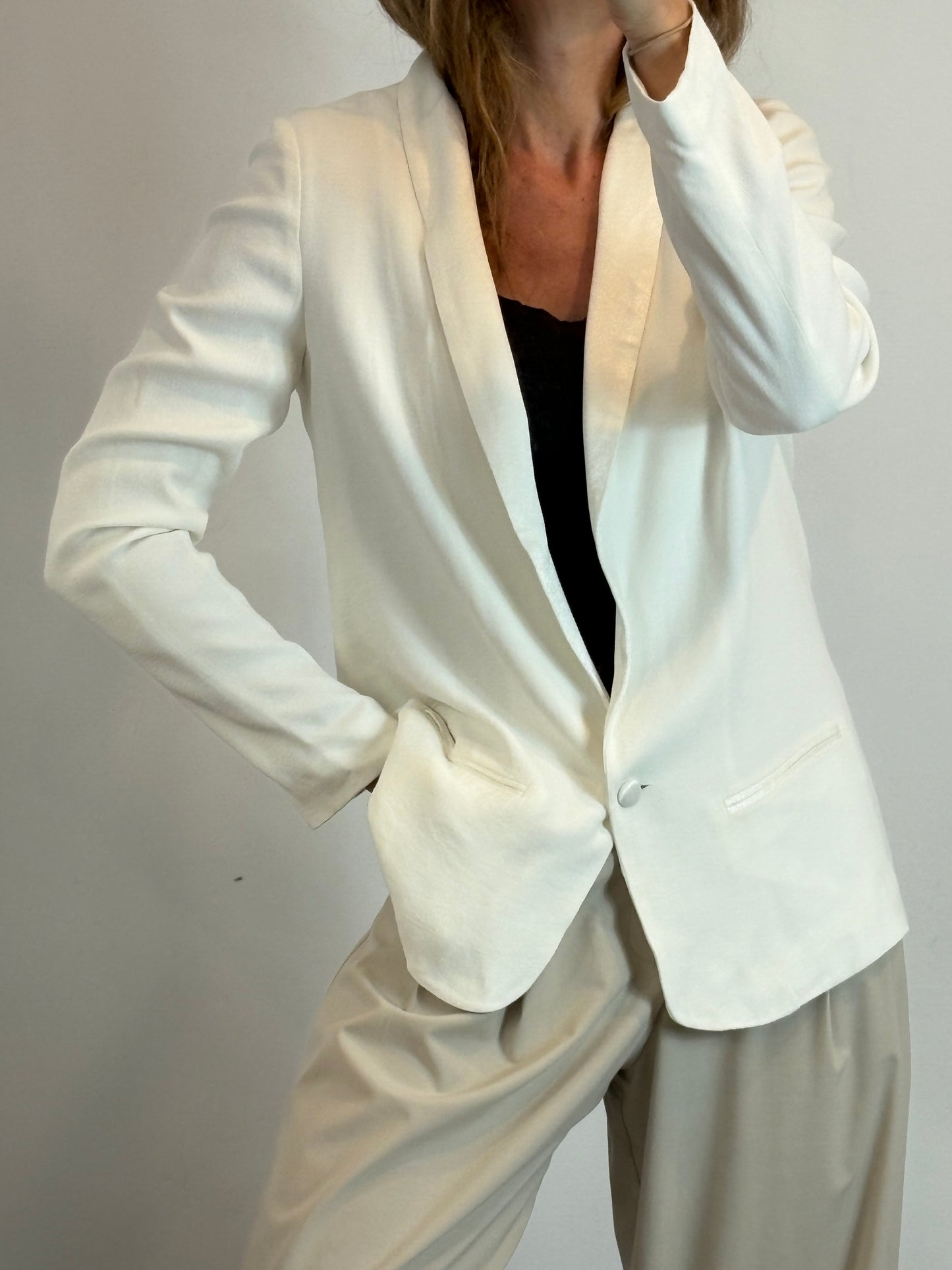 BA&SH. Blazer blanca solapa satinada.