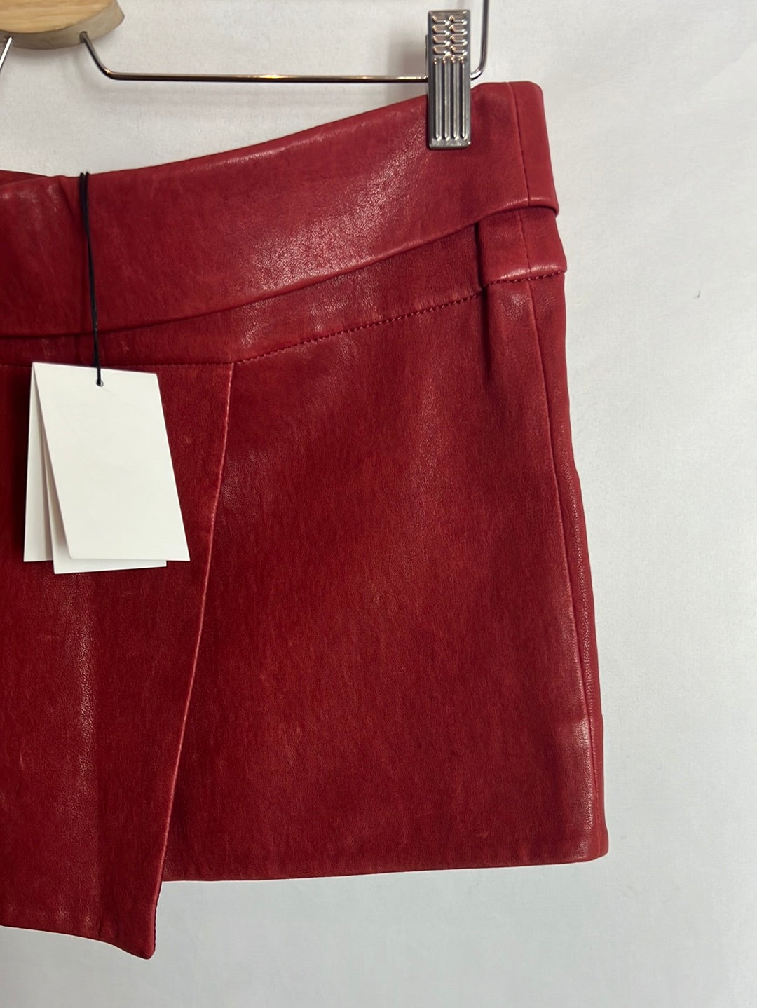 ISABEL MARANT. Falda corta piel roja oscuro. T 38