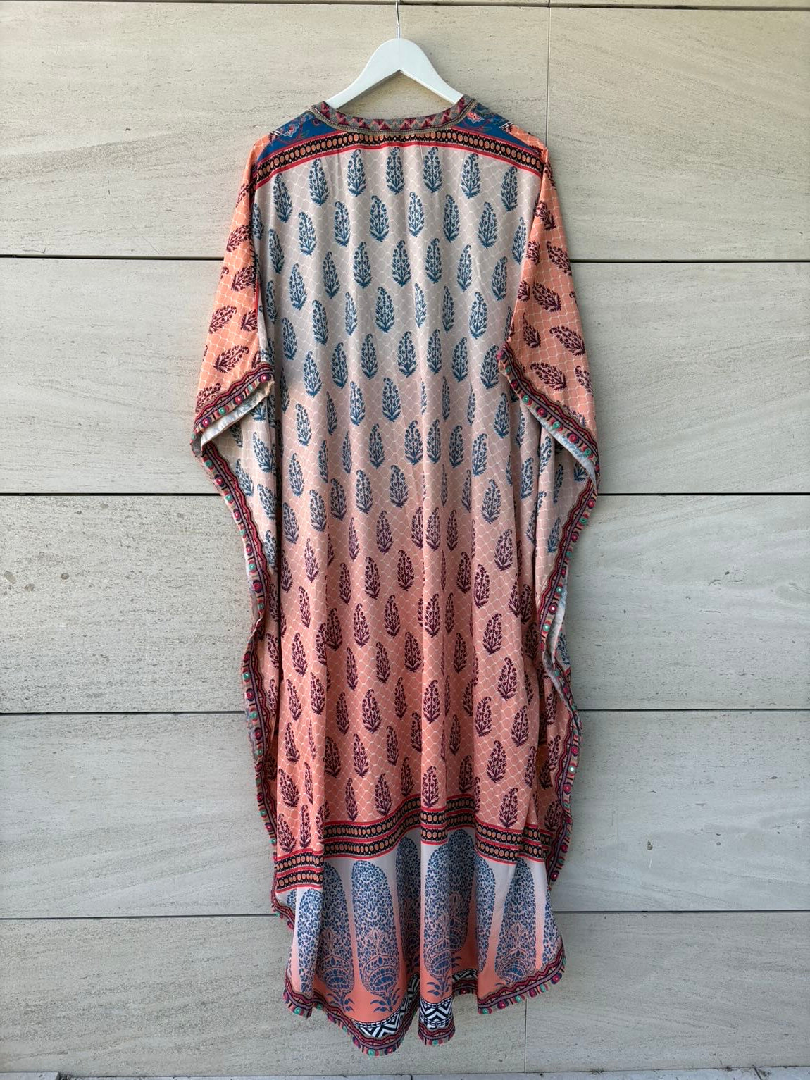 MOON RIVER. Vestido caftán estampado bordados y abalorios