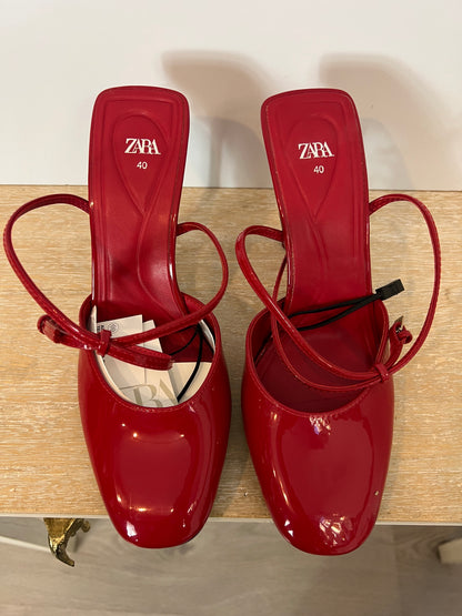 ZARA. Sandalia roja charol. T 40