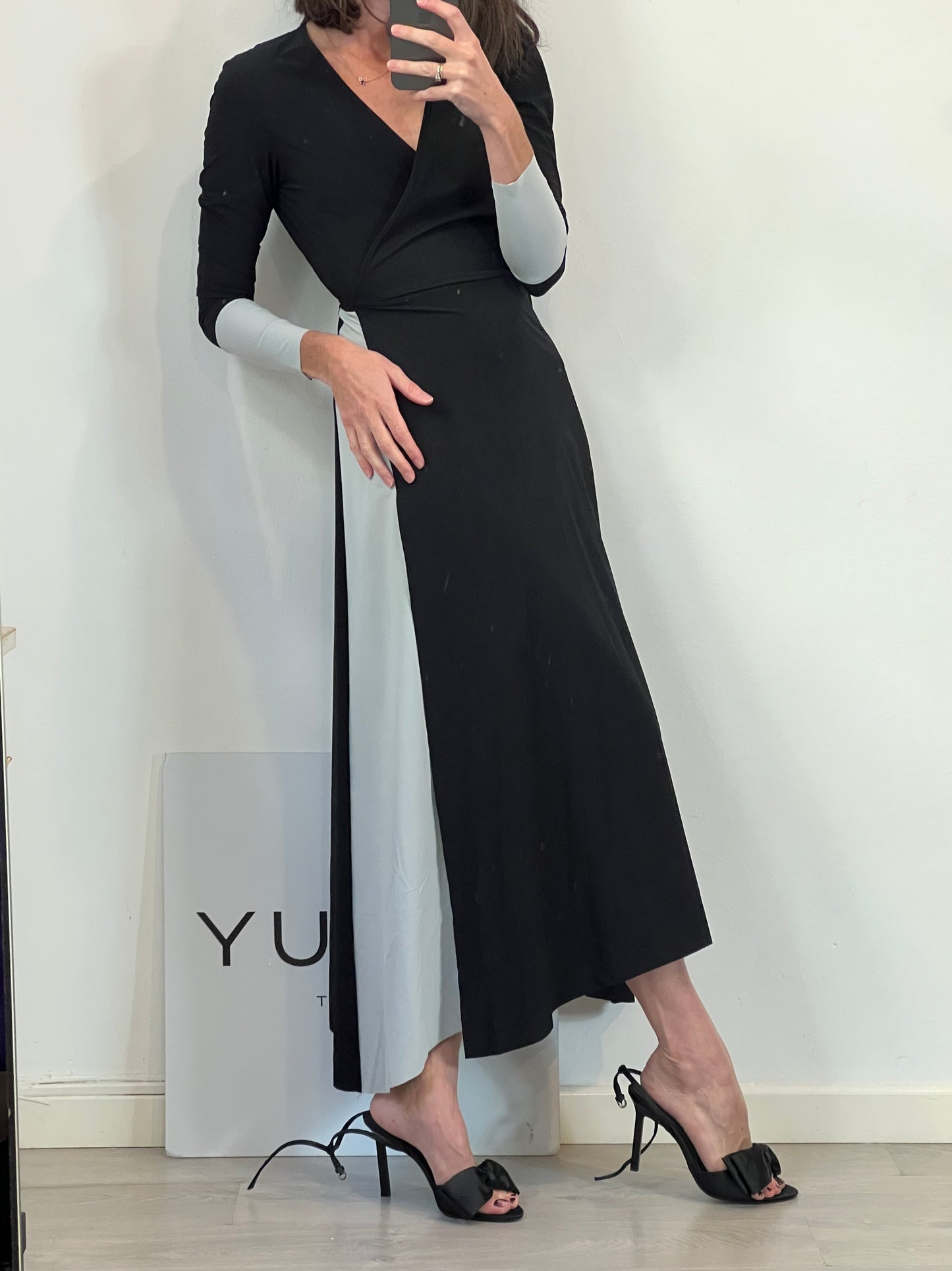 LAURA VECINO. Vestido bicolor cruzado. T S