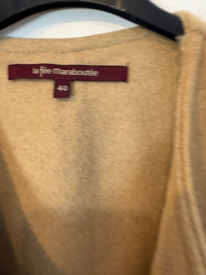 LA FÉE MARABOUTE. Chaleco camel bolsillos