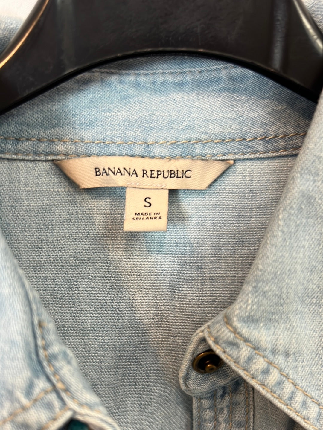 BANANA REPUBLIC. Denim shirt with button detail. TS