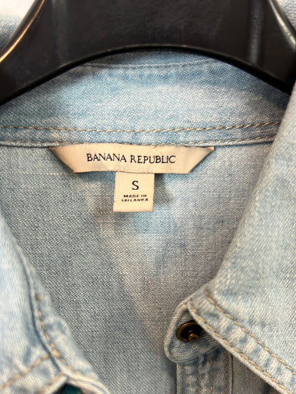 BANANA REPUBLIC. Denim shirt with button detail. TS