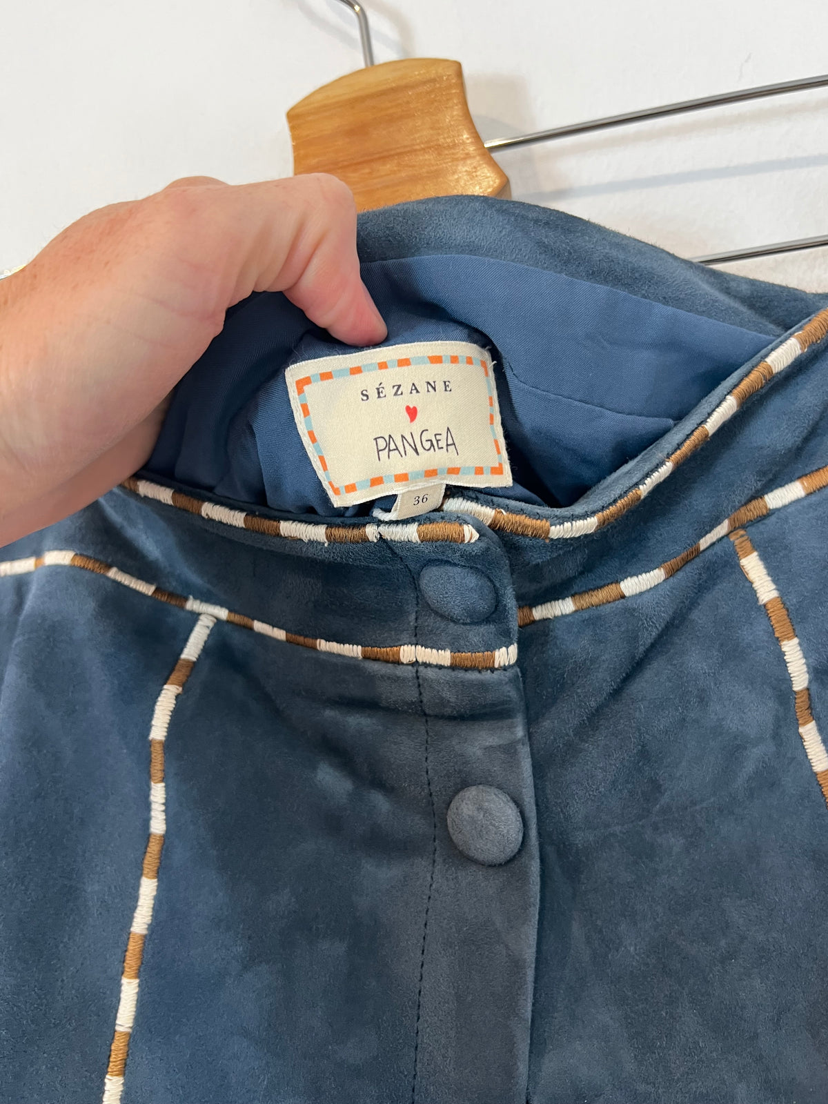 SÉZANE. Falda midi piel azul
