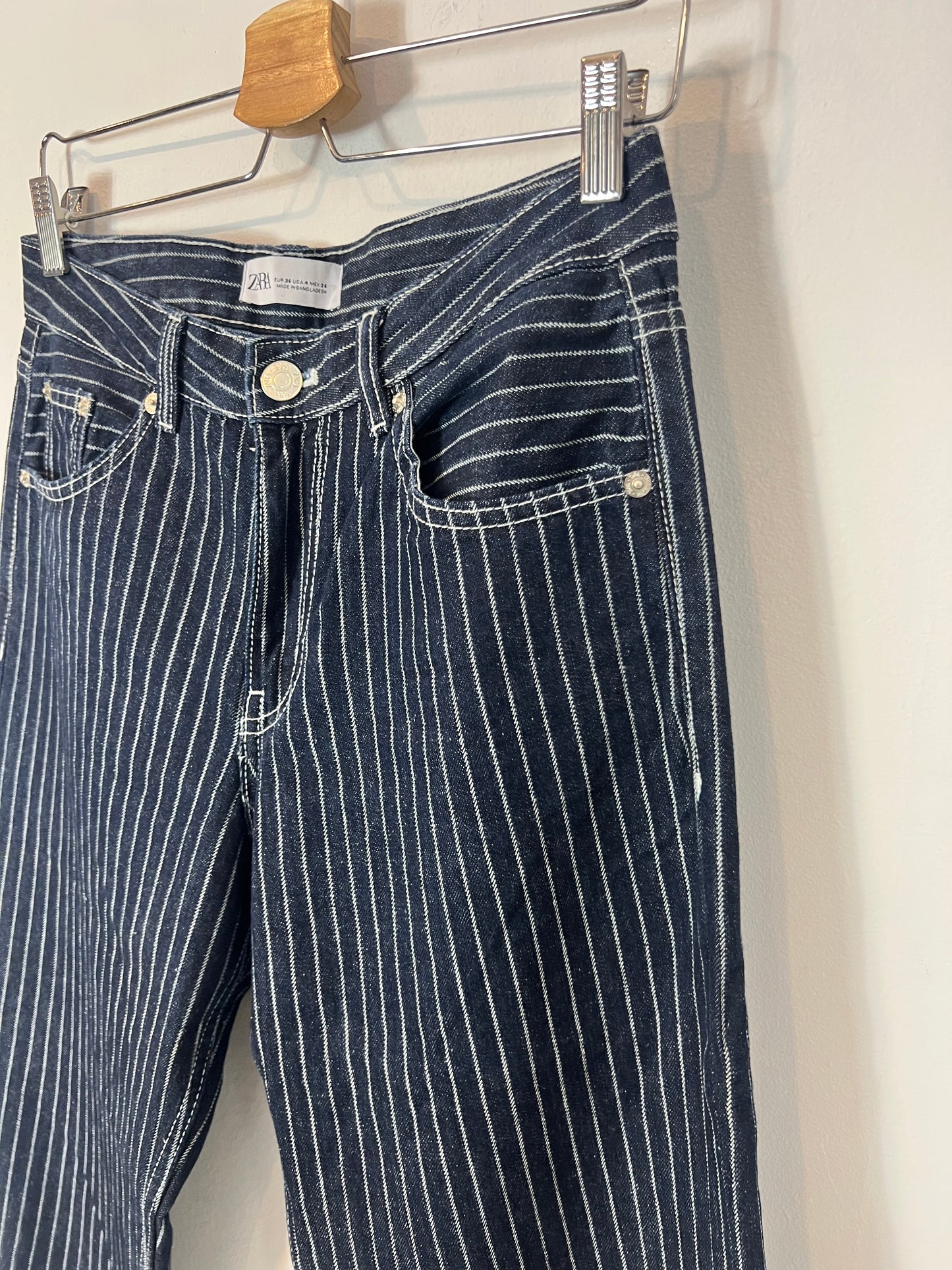 ZARA. Denim recto azul rayas. T 36