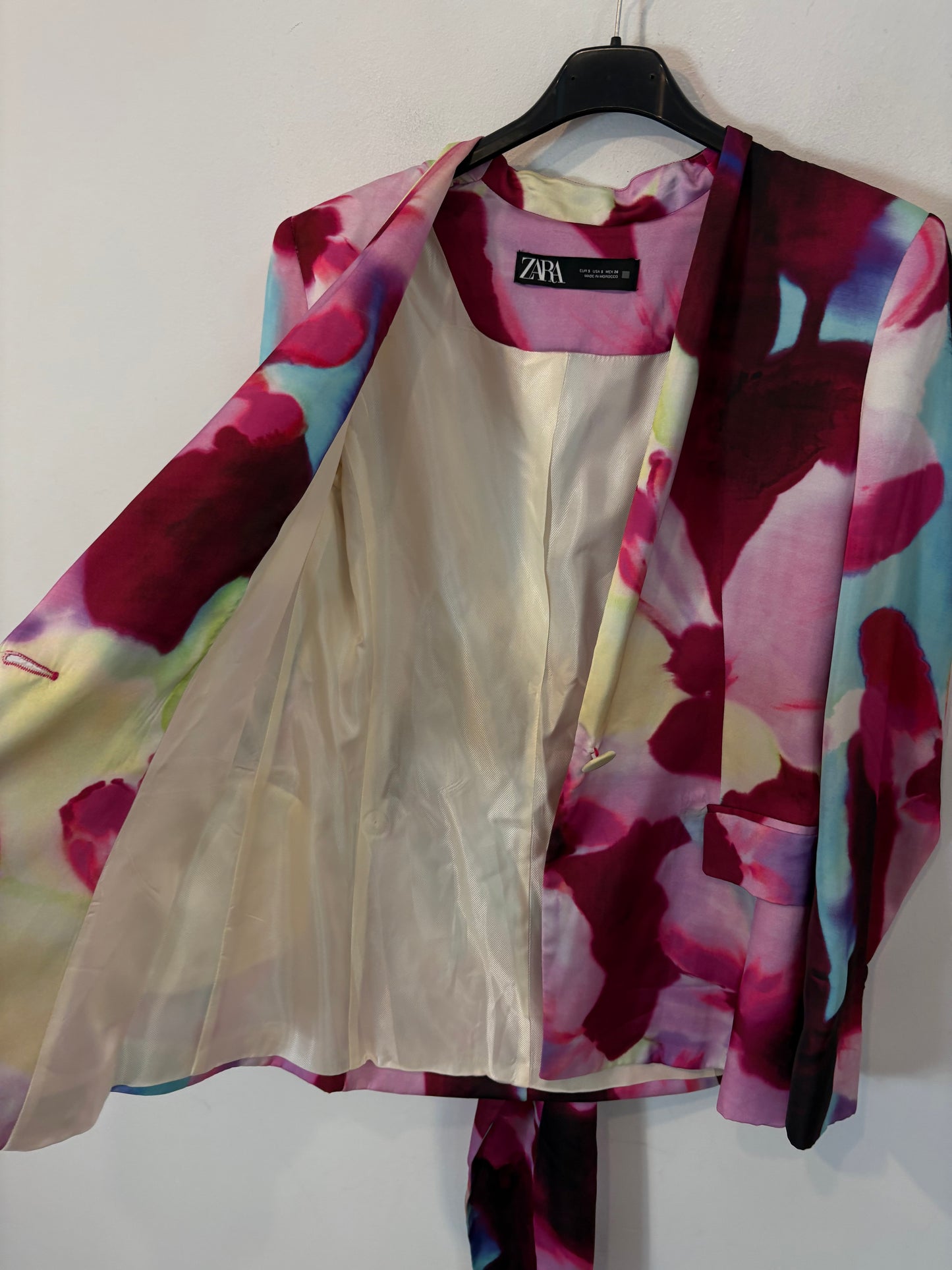 ZARA. Americana colores cinturón