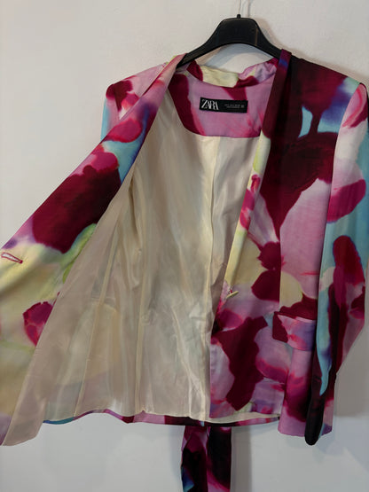 ZARA. Americana colores cinturón
