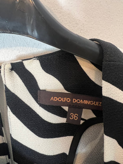 ADOLFO DOMINGUEZ. Vestido corto bicolor detalle manga. T 36