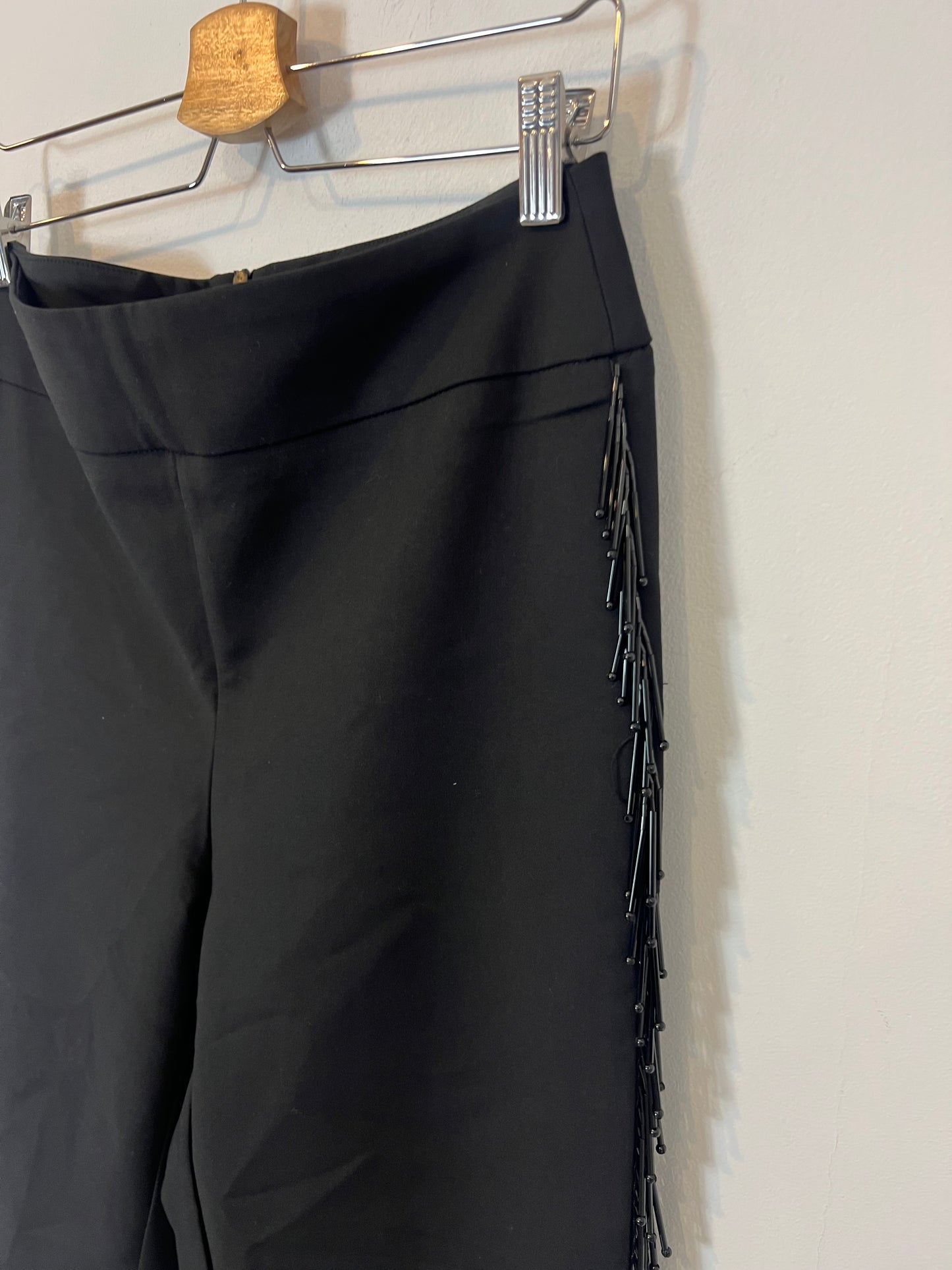 ZARA. Pantalón negro abalorios. T L