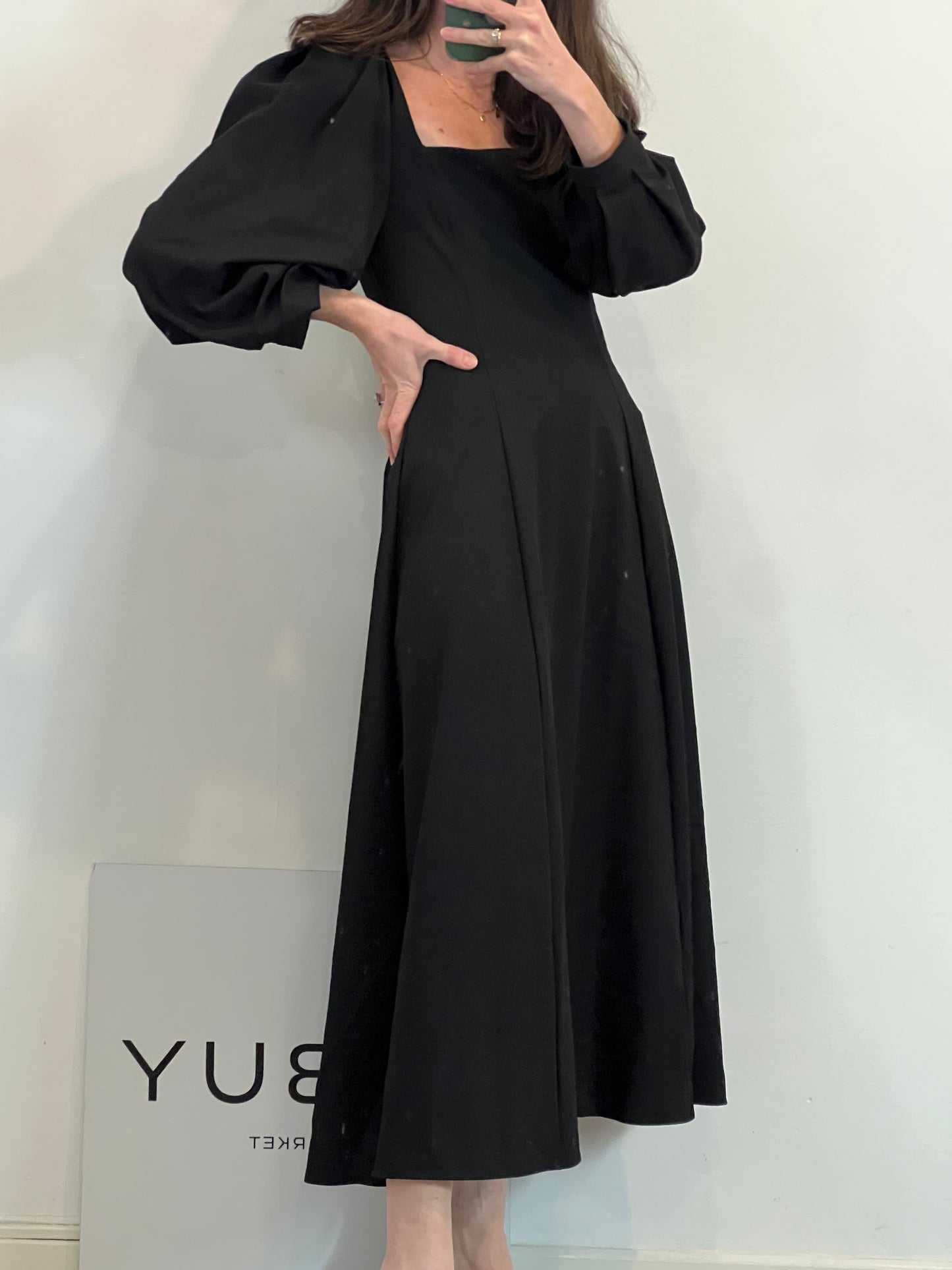 ZARA. Vestido midi  negro detalle escote y manga