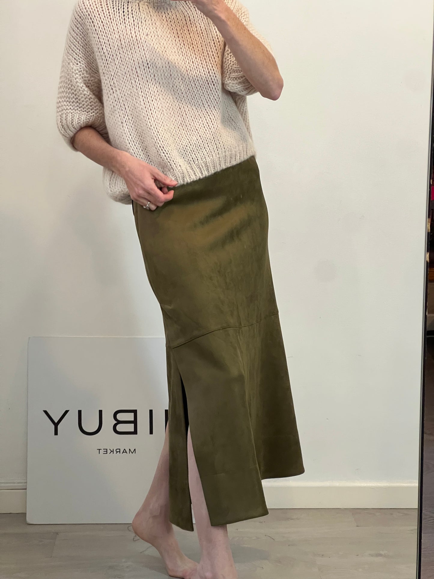 SFERA. Falda verde antelina aberturas