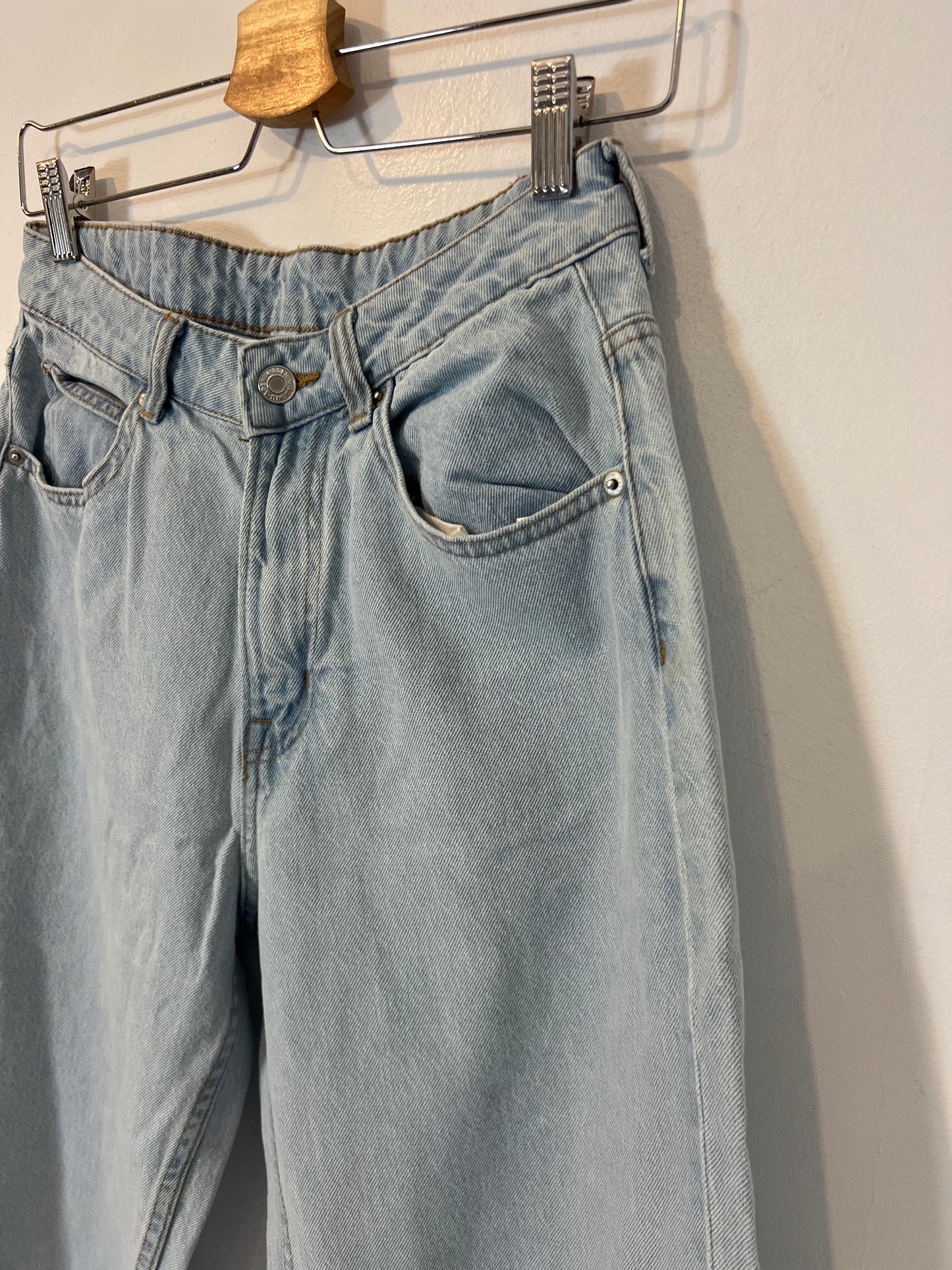 OTRAS. Denim lavado claro momfit. T 36