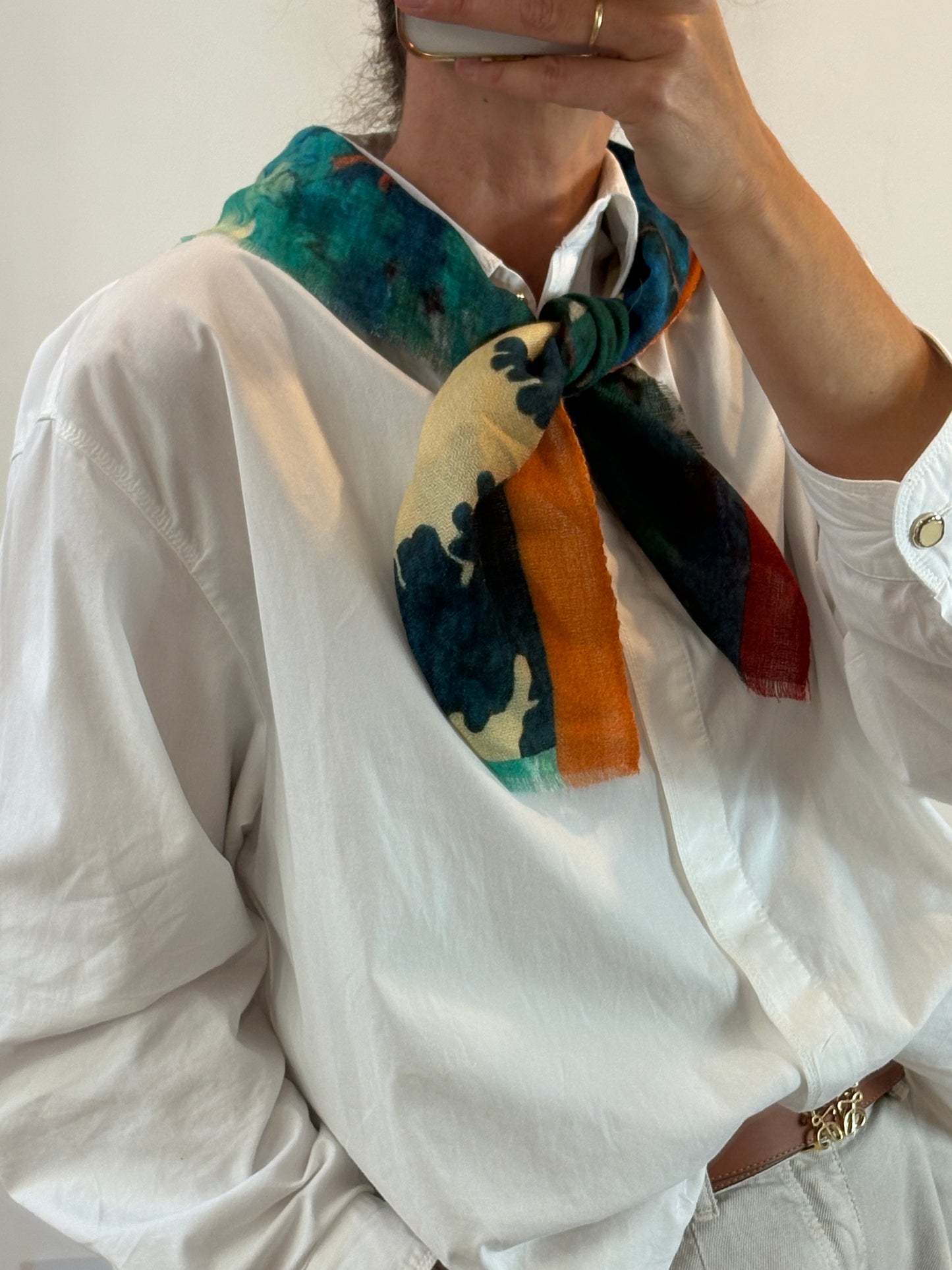OTRAS. pañuelo cuadrado estampado