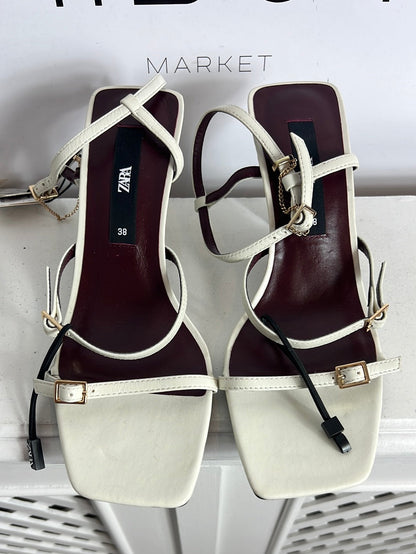 ZARA. Sandalias blancas y burdeos tiras hebillas. T 38