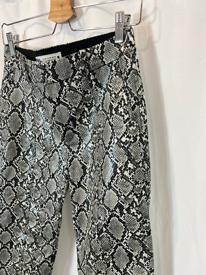 ZARA. Pantalón animal print polipiel T.34