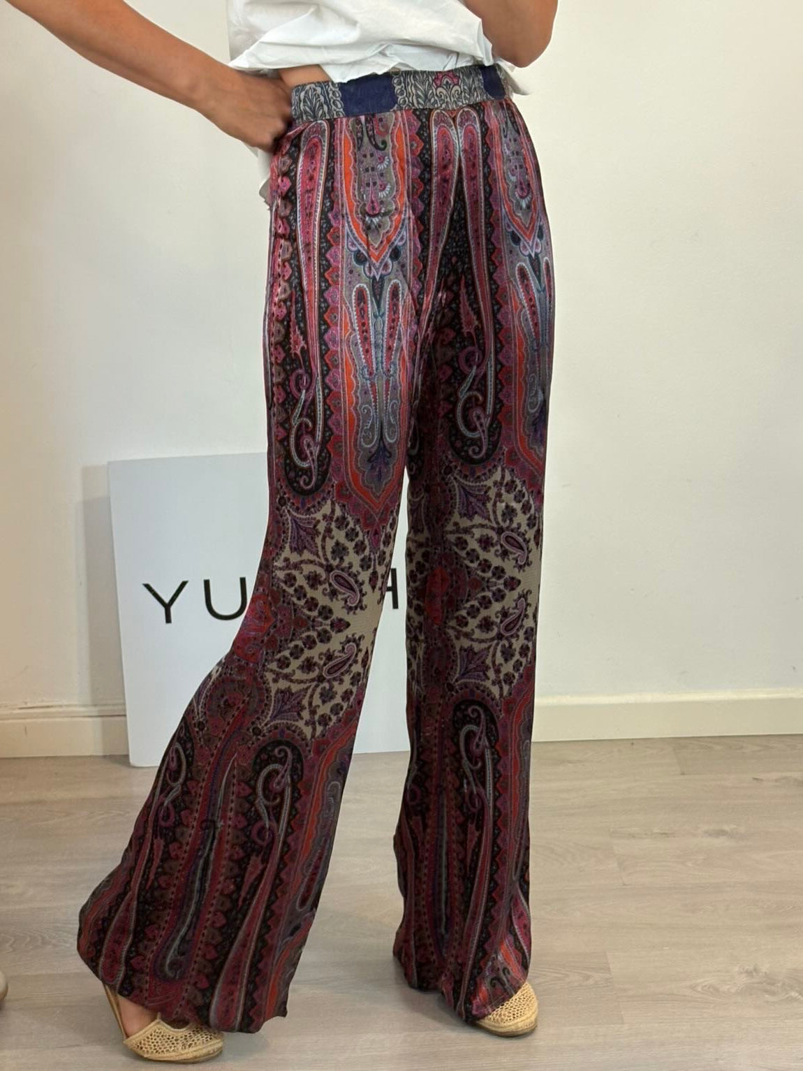 ETRO. Flowy trousers with a burgundy print. Size 36