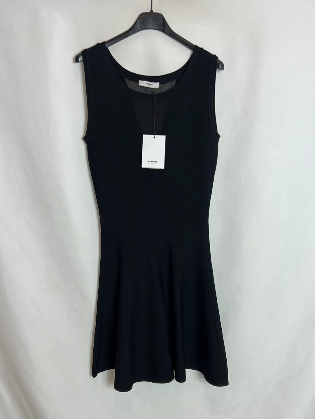 SUNCOO. Vestido negro textura ajustada.