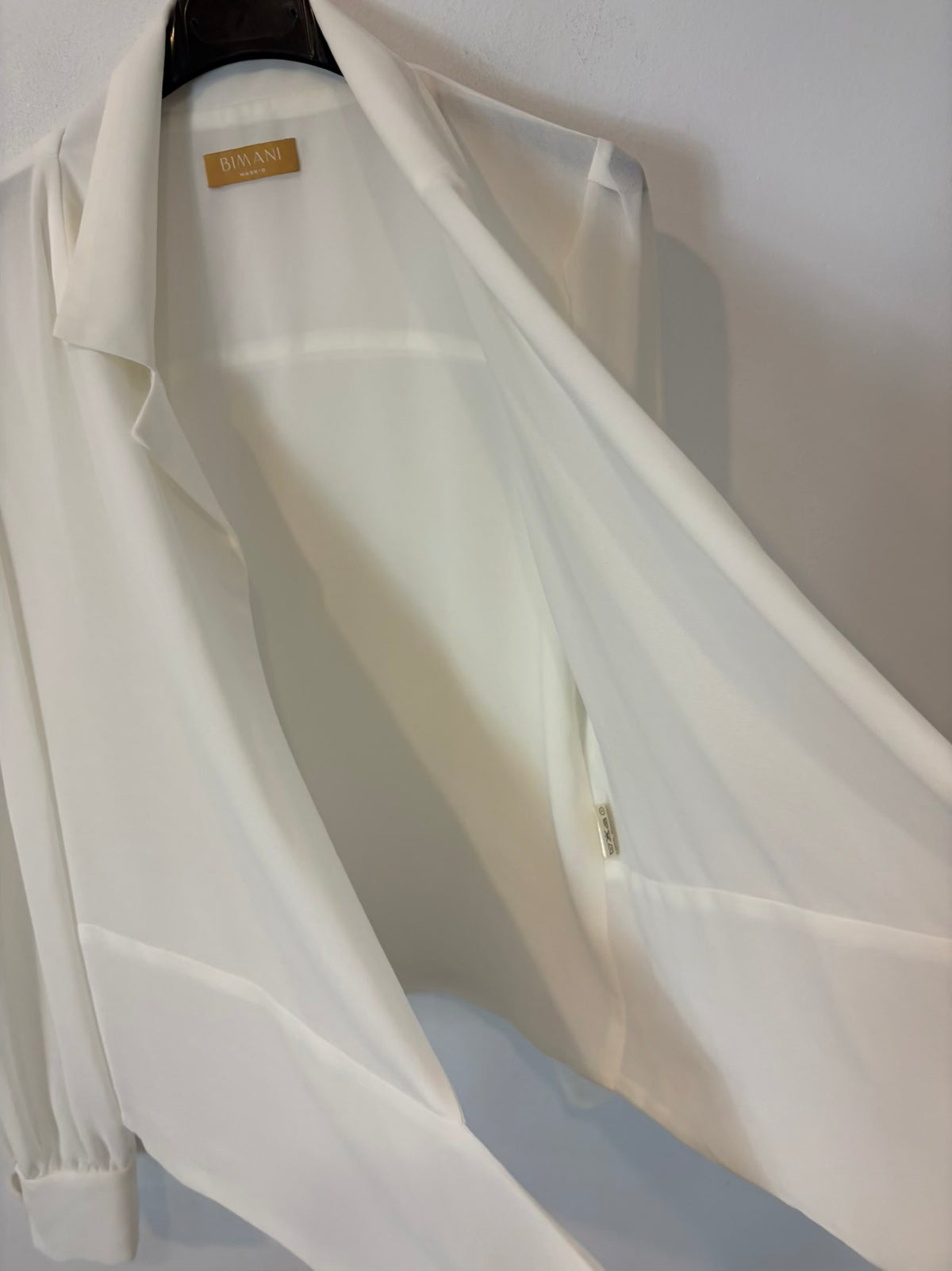 BIMANI. Blusa blanca fluida cruzada