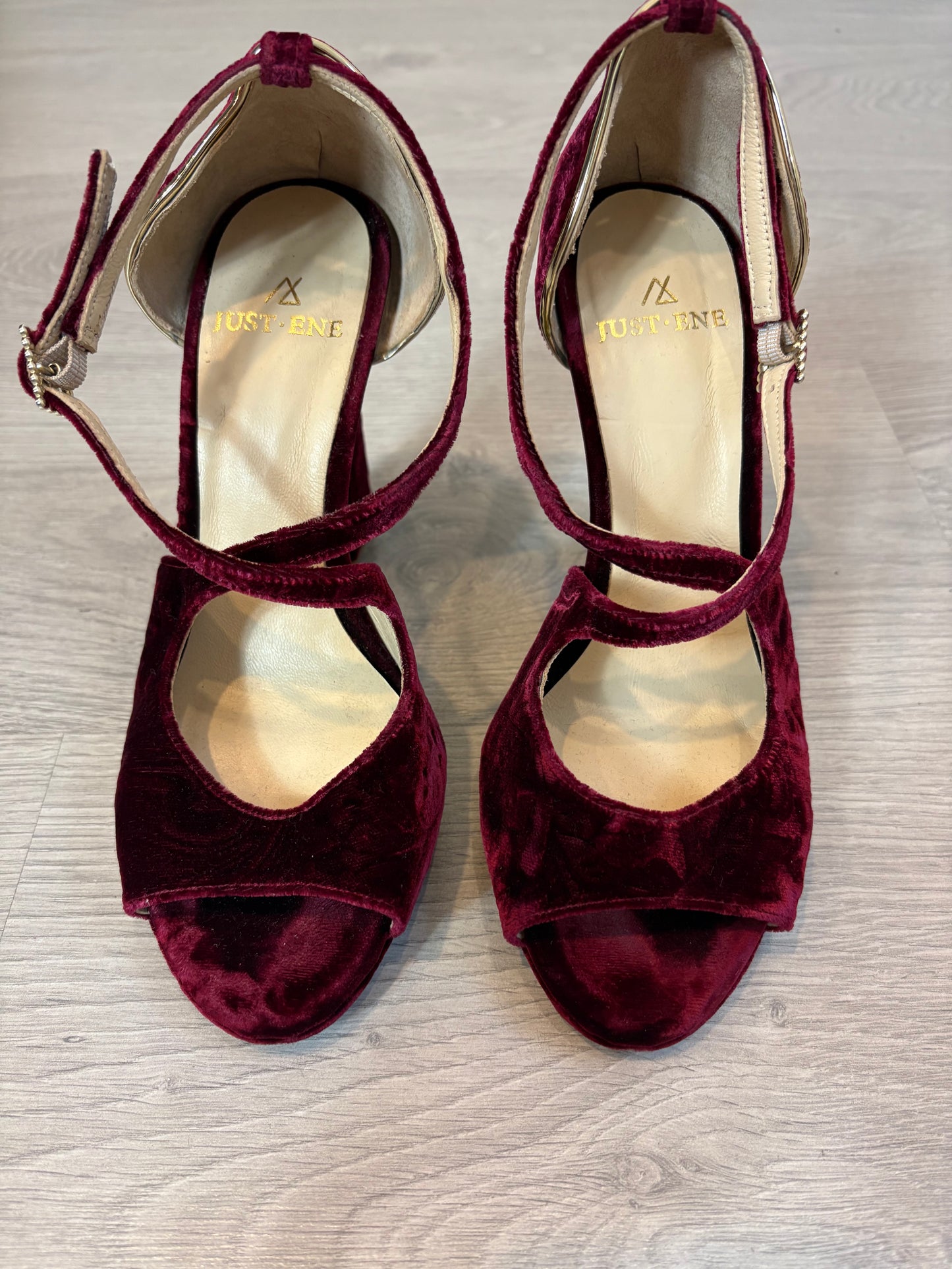 JUST+ ENE. Sandalia terciopelo burdeos
