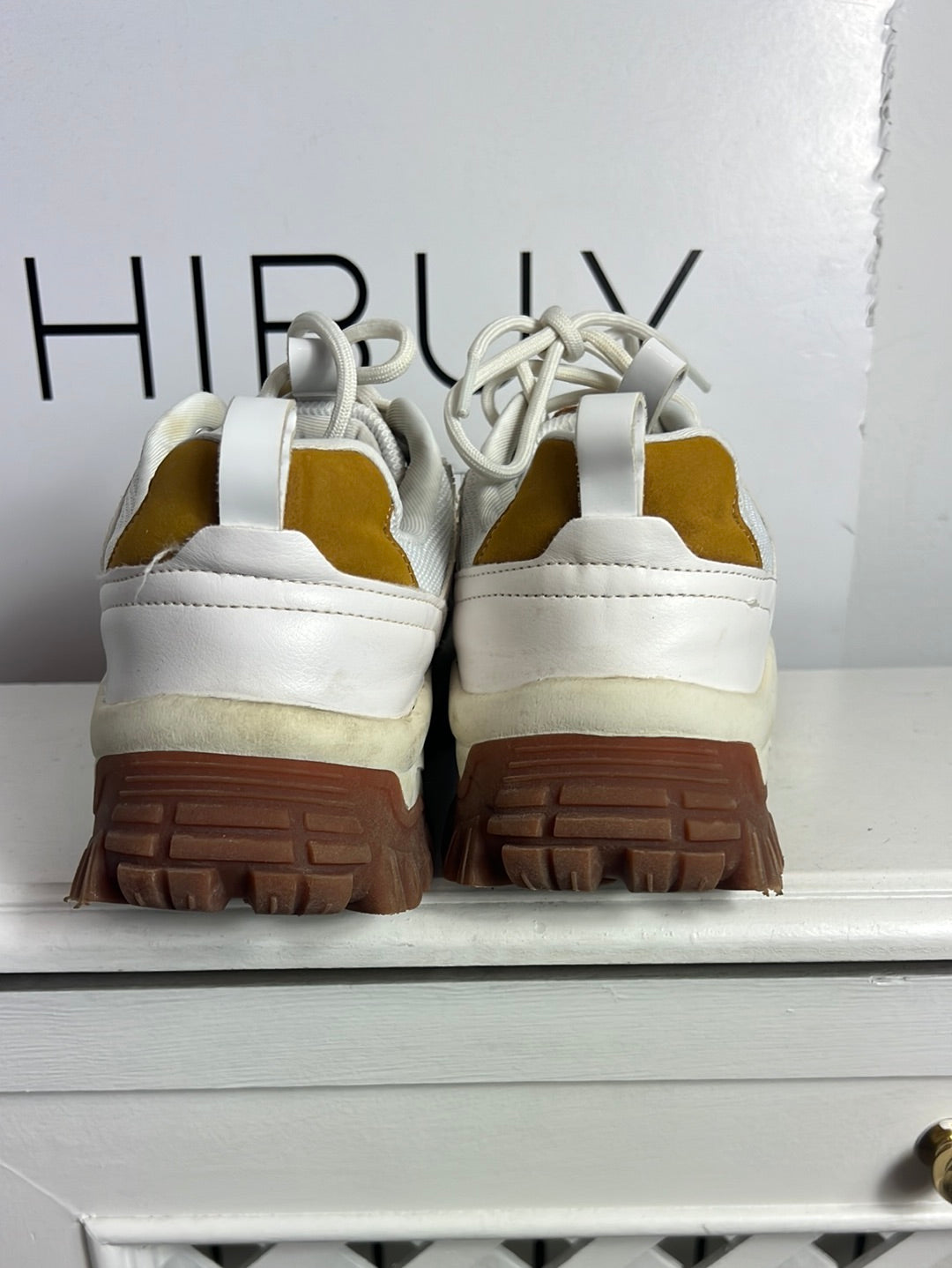 BERSHKA. Zapatillas bicolor  suela gruesa. T 37