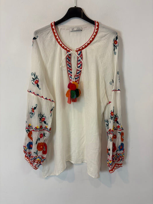 ZARA. Blusa blanca bordados colores