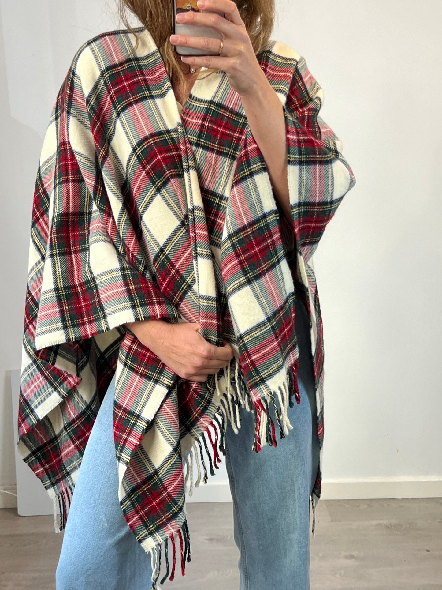 MAJE. Capa cuadros con lana